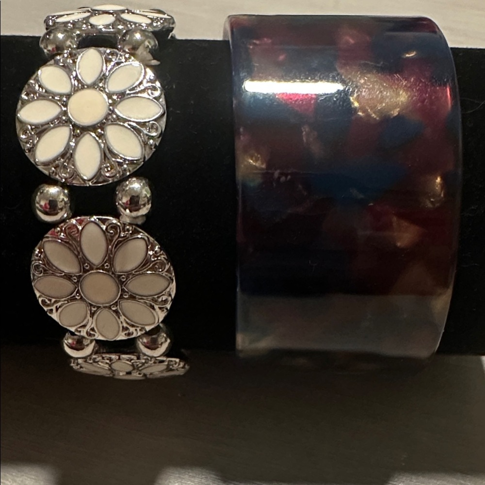 Elegant White and Silver Floral Bracelet